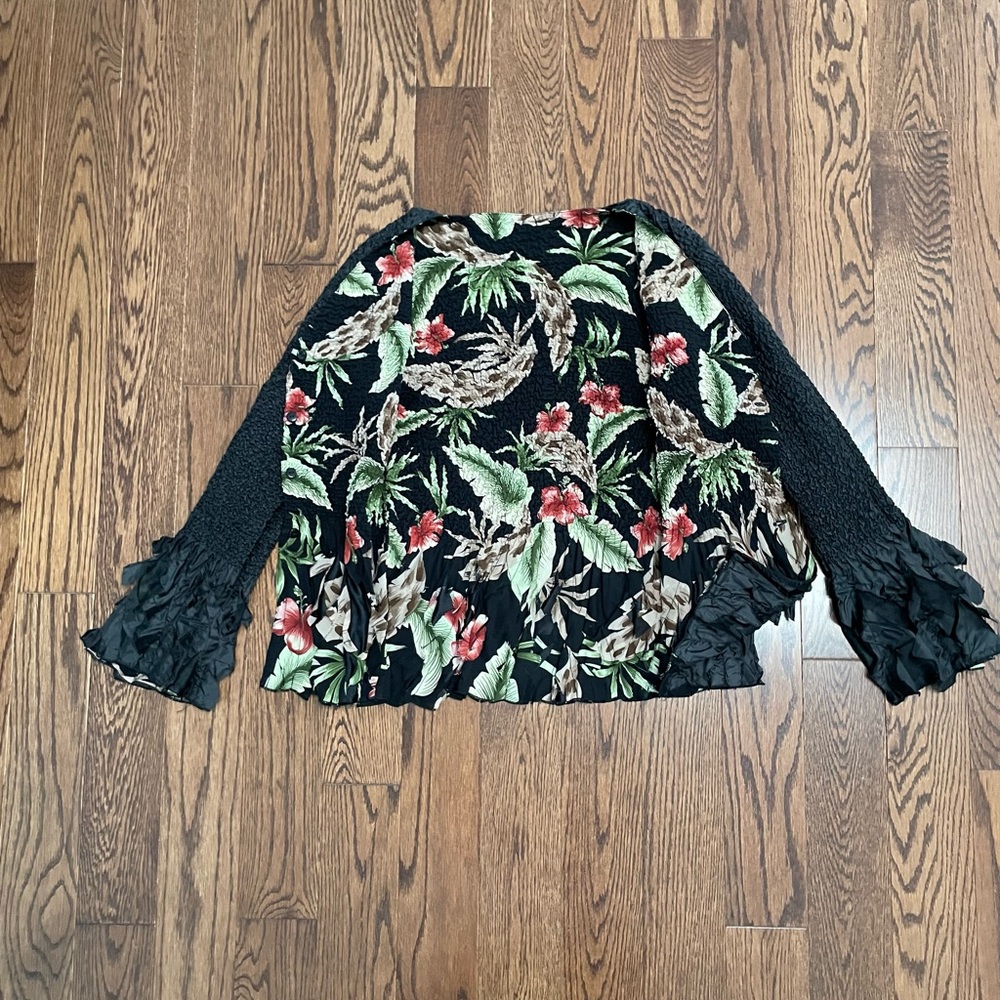 Beautiful, unique reversible blazer. Stretch bubble material. Ruffled borders. - Picture 5 of 8